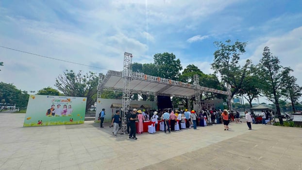 Từ sáng sớm, khi mặt trời chỉ vừa ló rạng trên những hàng phượng đỏ rực đường Trần Hưng Đạo, dòng người đã đổ về công viên.