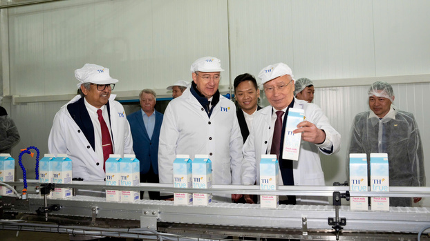 Chủ tịch HĐQT TH và Thống đốc Kaluga thăm dây chuyền nhà máy