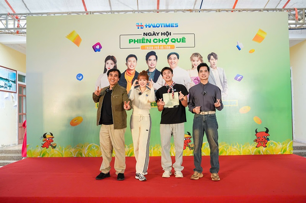 Các nghệ sĩ khách mời tại “Phiên chợ quê” ở Hà Tĩnh   