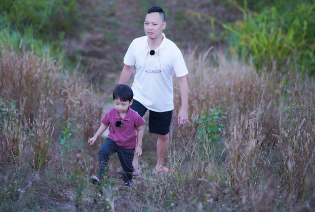 Nam nhạc sĩ đồng hành cùng con trai trong những thử thách của chương trình.