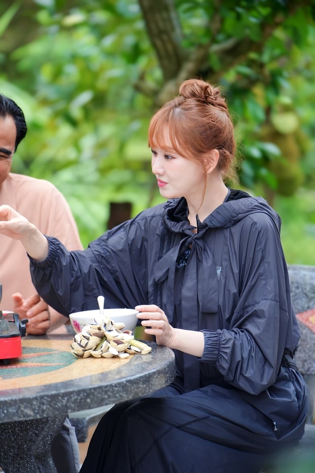 Nữ ca sĩ dành nhiều lời khen cho món nghêu tại Hà Tĩnh.