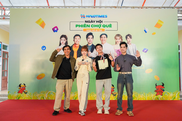 Danh ca Ngọc Sơn cùng MC Quyền Linh, Hari Won, Long Vũ giao lưu cùng người dân Hà Tĩnh.