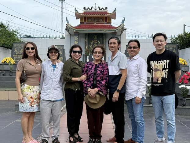 6 anh em nhà Hoài Linh cùng mẹ.