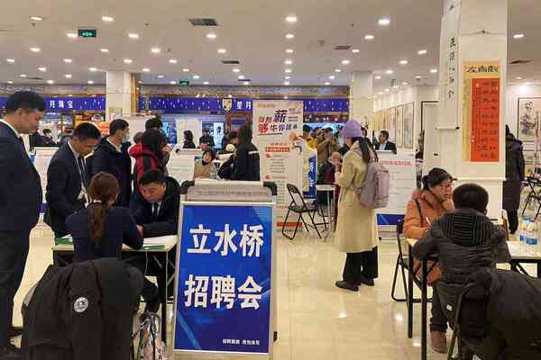 Một hội chợ việc làm tại Bắc Kinh đông đúc sau diệp Tết. (Ảnh: Reuters)