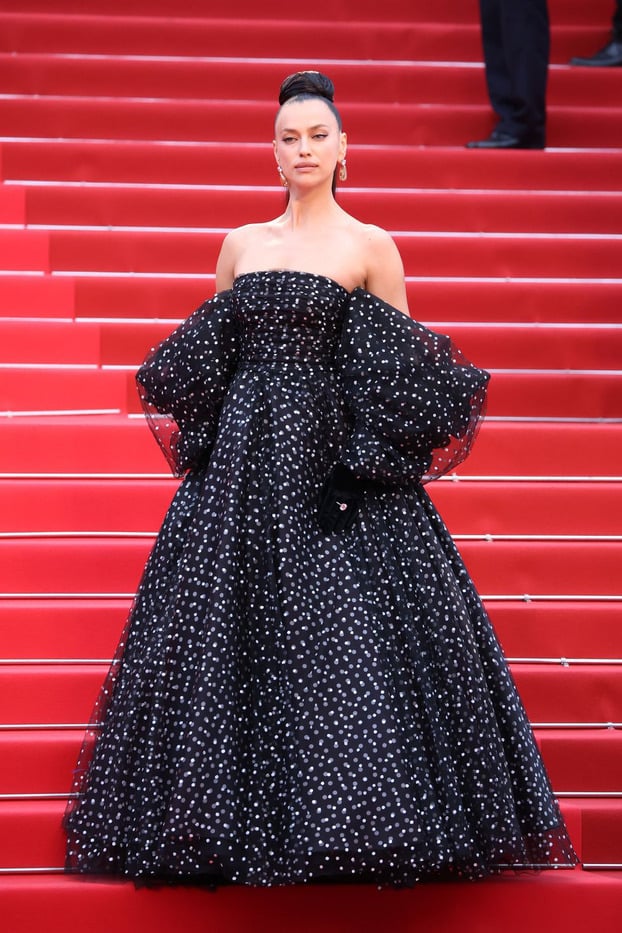 Irina Shayk diện mẫu váy bồng bềnh như công chúa của nhà mốt Armani Privé.