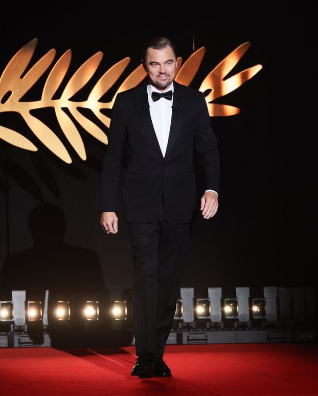 Nam diễn viên Leonardo DiCaprio lịch lãm với suit đen.