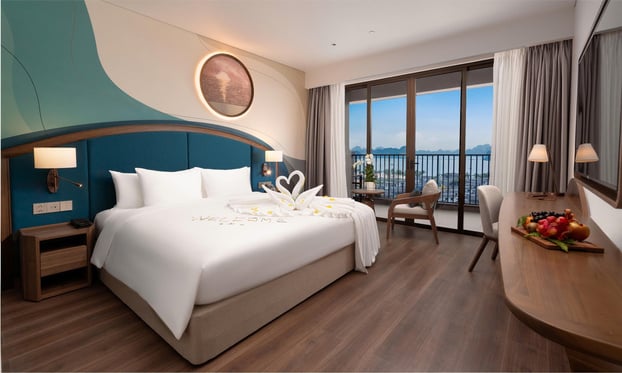 Phòng nghỉ tại Wyndham Garden Sonasea Vân Đồn có view hướng ra vịnh Bái Tử Long tuyệt đẹp