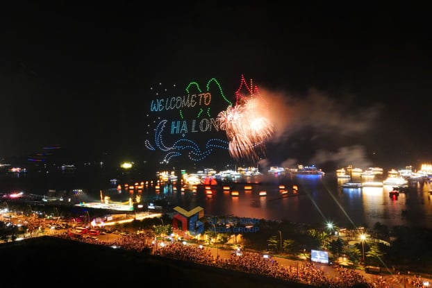 Carnaval Hạ Long thu hút hàng trăm ngàn khách du lịch.