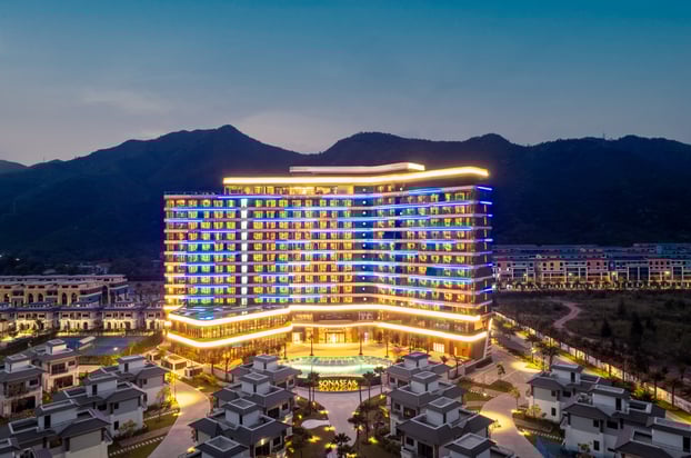 Vẻ đẹp của lung linh của Wyndham Garden Sonasea Vân Đồn về đêm.