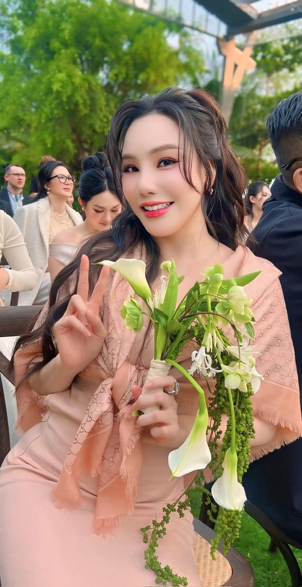 Ca sĩ Hồ Quỳnh Hương bắt được hoa cưới tại hôn lễ của Vũ Cát Tường.