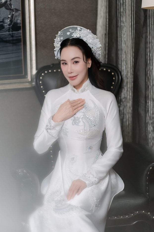 Ca sĩ Hồ Quỳnh Hương thử áo dài cưới trước thềm hôn lễ.
