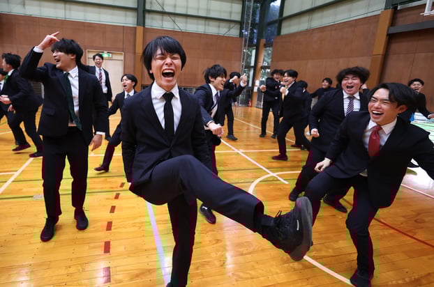 Satoi Mochizuki (giữa), 32 tuổi, cười cùng các đồng đội Cheer Re-Man’s khi họ tập luyện cho buổi biểu diễn sắp tới tại Tokyo, Nhật Bản. Ảnh: REUTERS/Kim Kyung-Hoon