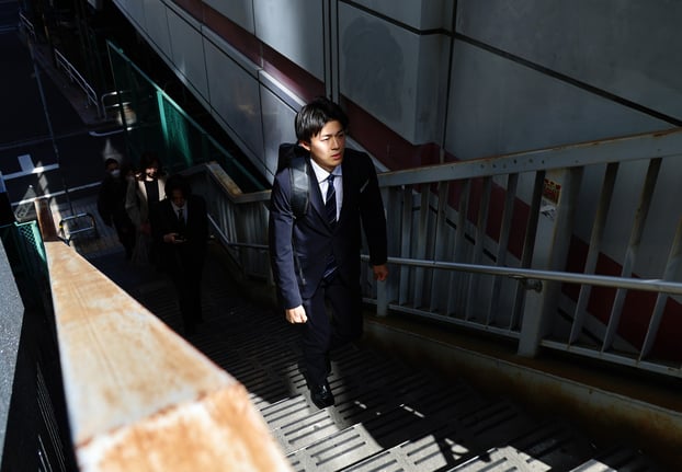 Soichiro Kakimoto, 23 tuổi, thành viên nhóm Cheer Re-Man’s, trên đường đến nơi làm việc vào buổi sáng tại Tokyo, Nhật Bản. Ảnh: REUTERS/Kim Kyung-Hoon
