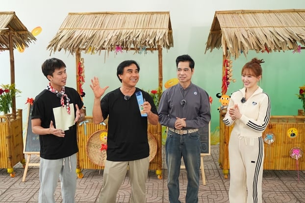 Các nghệ sĩ nhiệt tình quảng bá đặc sản Hà Tĩnh.