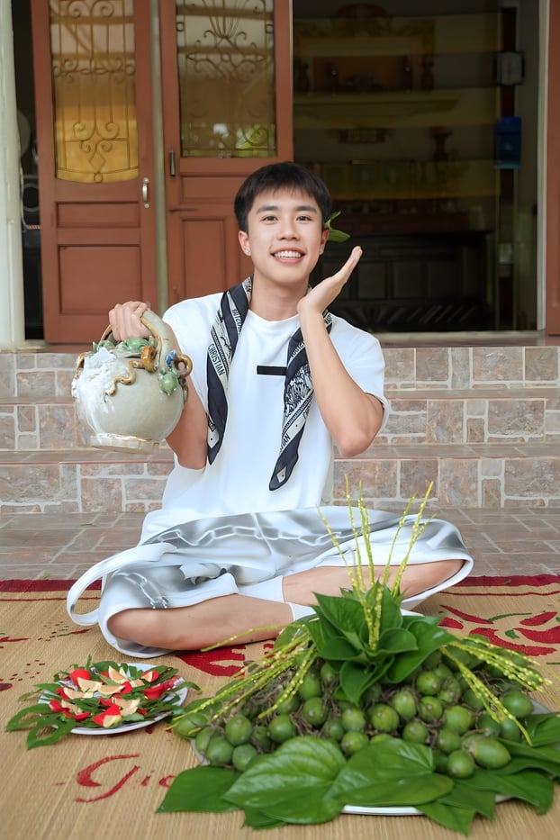 Diễn viên Long Vũ “say trầu” ngay trong lần đầu tiên thử đặc sản địa phương. Nam diễn viên hài hước kể: “Khi làm kẹo cu đơ, tay tôi vẫn còn run, rải kẹo lên bánh đa không đều”.