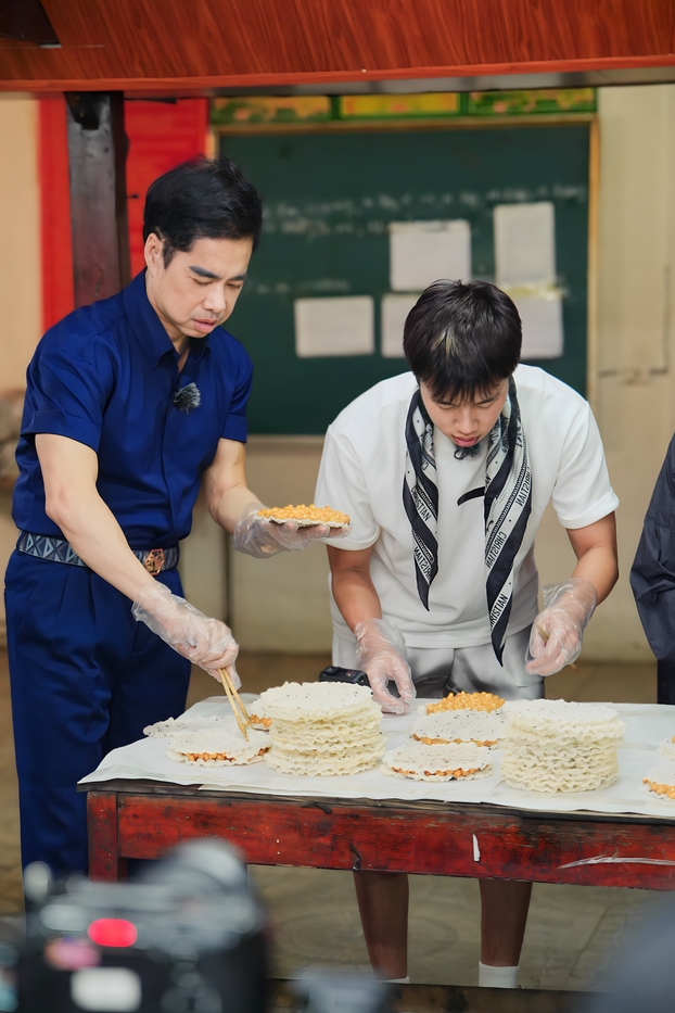 Danh ca Ngọc Sơn chia sẻ mình thuộc lòng các ca khúc về Hà Tĩnh và cảm thấy như được trở về với “đại gia đình Hà Tĩnh” khi tự tay làm kẹo cu đơ cùng người dân nơi đây.