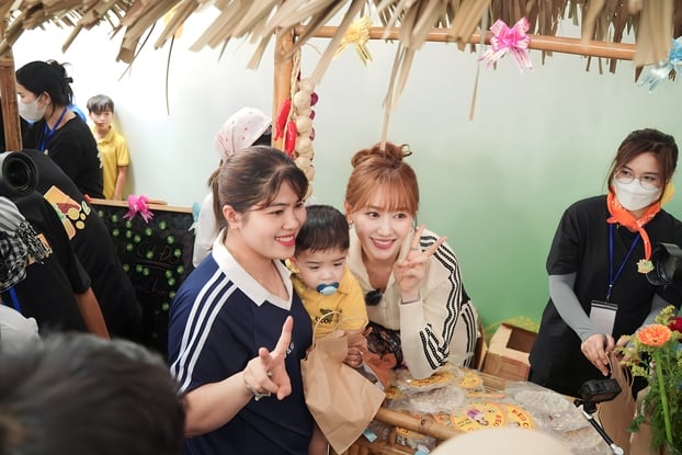 Hari Won nhiệt tình bán kẹo cu đơ và giao lưu với người dân địa phương.