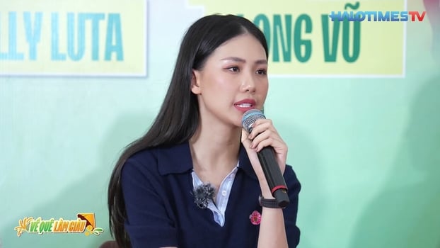 Trong khi đó, hoa hậu Bùi Quỳnh Hoa tiếp tục thể hiện vai trò dẫn dắt các hoạt động thiện nguyện và kết nối, không chỉ đứng trên sân khấu mà còn hiện diện giữa đồng ruộng, cùng bà con chia sẻ câu chuyện làm giàu từ mảnh đất quê mình.
