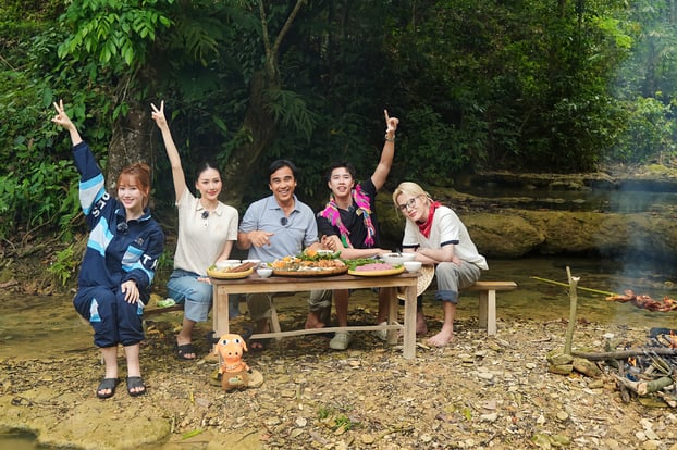 Các nghệ sĩ có những giây phút thư giãn bên dòng suối mát mẻ tại Pù Luông, cùng nhau nướng thịt và trải nghiệm những món ăn đặc sản địa phương.