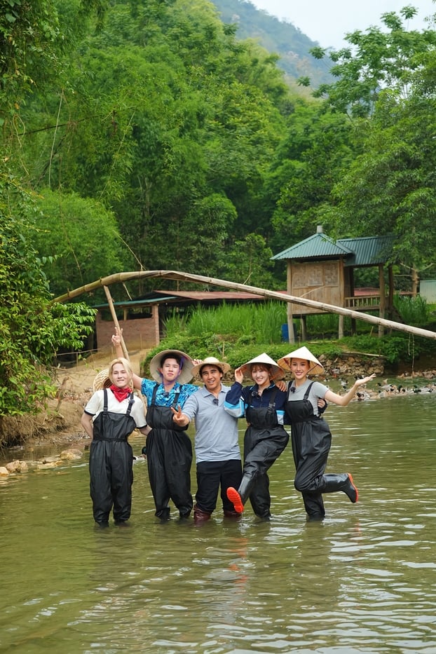 Những nghệ sĩ như MC Quyền Linh, Jack - J97, Hari Won, Bùi Quỳnh Hoa, Long Vũ đã cùng nhau trải nghiệm, khám phá và lan toả những giá trị truyền thống gắn với đổi mới trong từng thước phim, từng câu chuyện tại vùng quê giàu bản sắc này.
