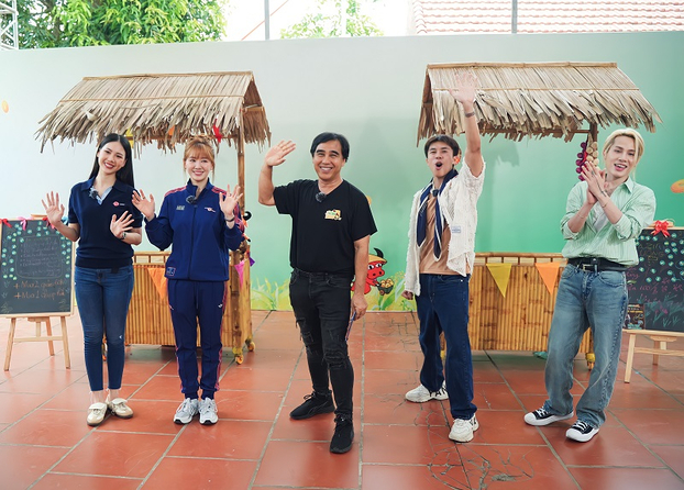 Các nghệ sĩ chuẩn bị gian hàng cho buổi livestream