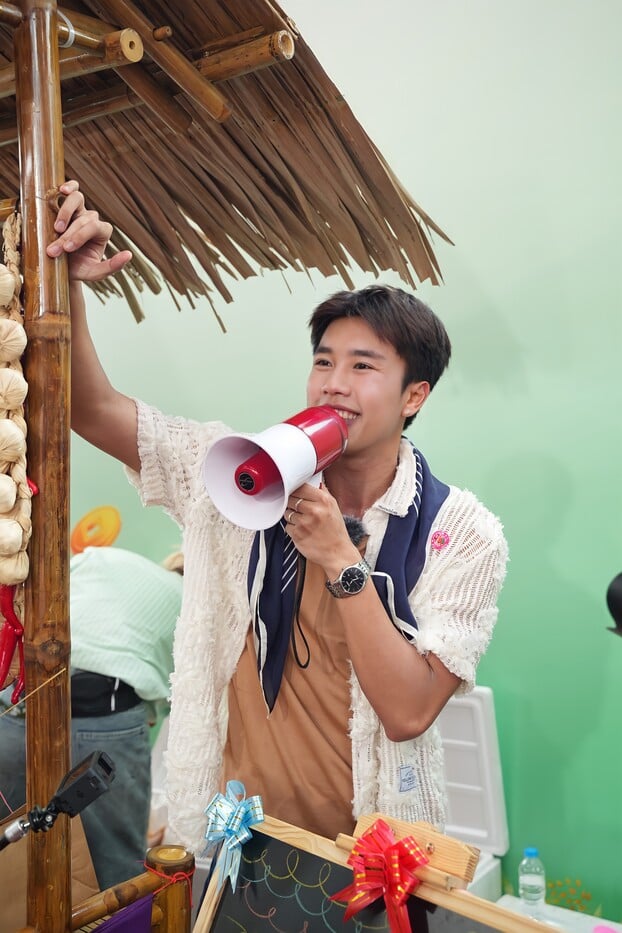 Nam diễn viên Long Vũ tạo ra những khoảnh khắc hài hước trong chương trình.
