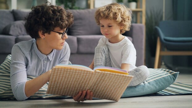 Trẻ em tiếp thu ngôn ngữ nhanh hơn người lớn nhờ não bộ còn linh hoạt và chưa bị cố định theo hệ thống cũ.