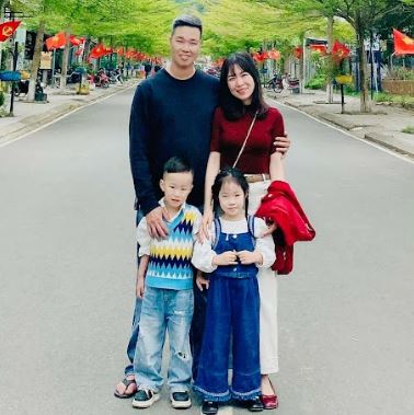 Hạnh phúc tròn đầy của gia đình anh Nam.