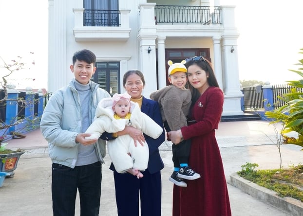 Tổ ấm hạnh phúc viên mãn của gia đình anh Hùng và chị Trà bên mẹ cùng các con.