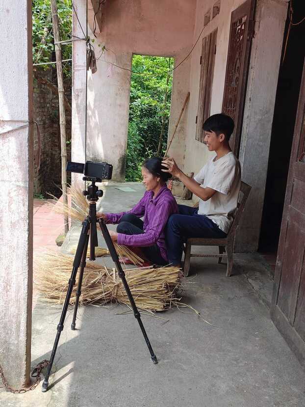 Mọi công đoạn để cho ra một video đều do anh Hùng thực hiện và mẹ là nhân vật chính.