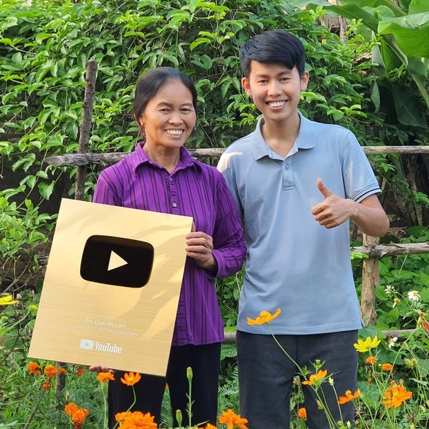 Anh Đồng Văn Hùng và mẹ khi nhận nút vàng Youtube với hơn 1 triệu lượt đăng ký cho kênh 