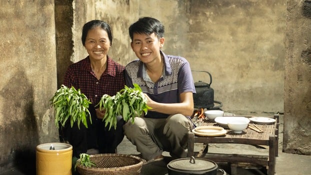 Những bữa cơm đơn gian, căn bếp giản dị được anh Hùng và mẹ đưa lên Youtube, chạm đến trái tim của nhiều người.