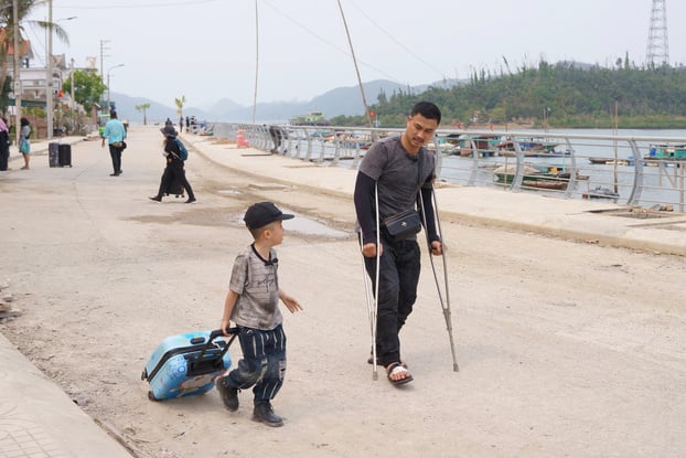 Diễn viên Duy Hưng dù đang bị thương ở chân nhưng vẫn đồng hành cùng con trai Bean trong hành trình tại 