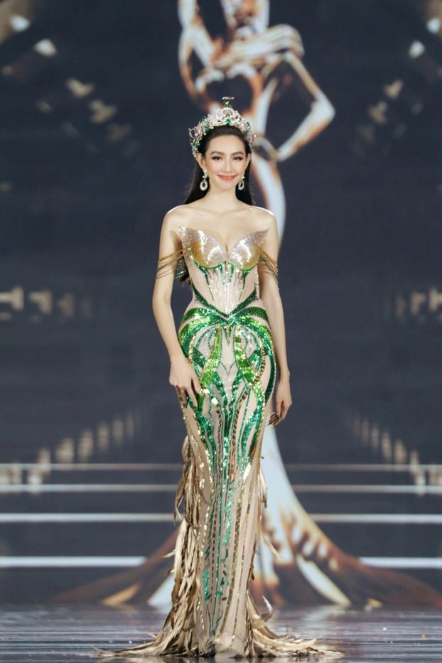 Thùy Tiên đăng quang cuộc thi Hoa hậu Hòa bình Quốc tế 2021.