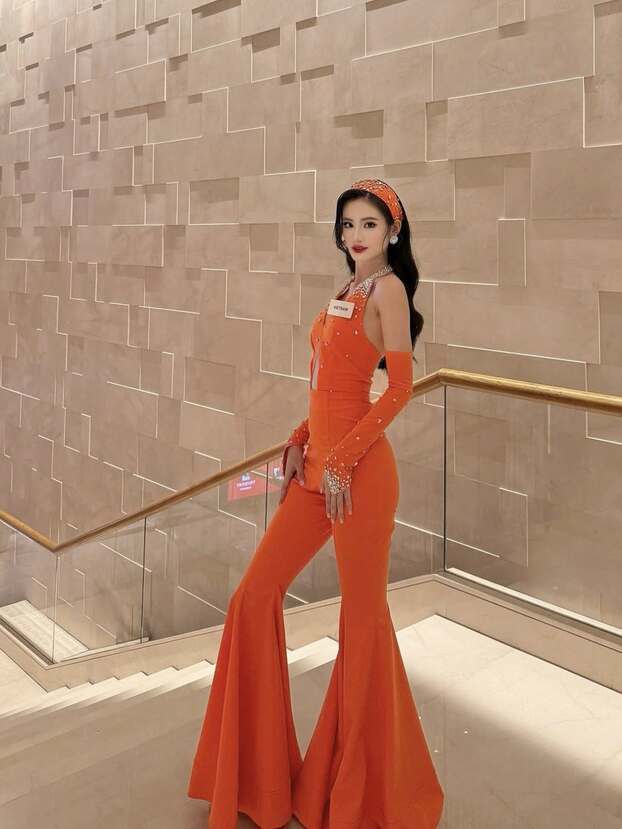 Đại diện của Việt Nam với tạo hình trong vòng thi Tài năng.