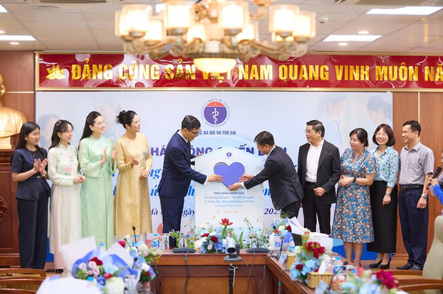 Các chuyên gia, bác sĩ, đại sứ chương trình phát động chiến dịch “Yêu thương mỗi ngày - Mẹ khỏe, bé ngoan”.