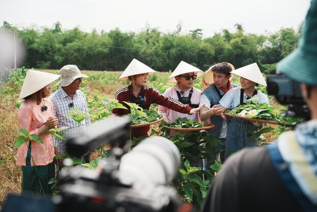 Những khoảnh khắc nghệ sĩ tham gia chương trình 