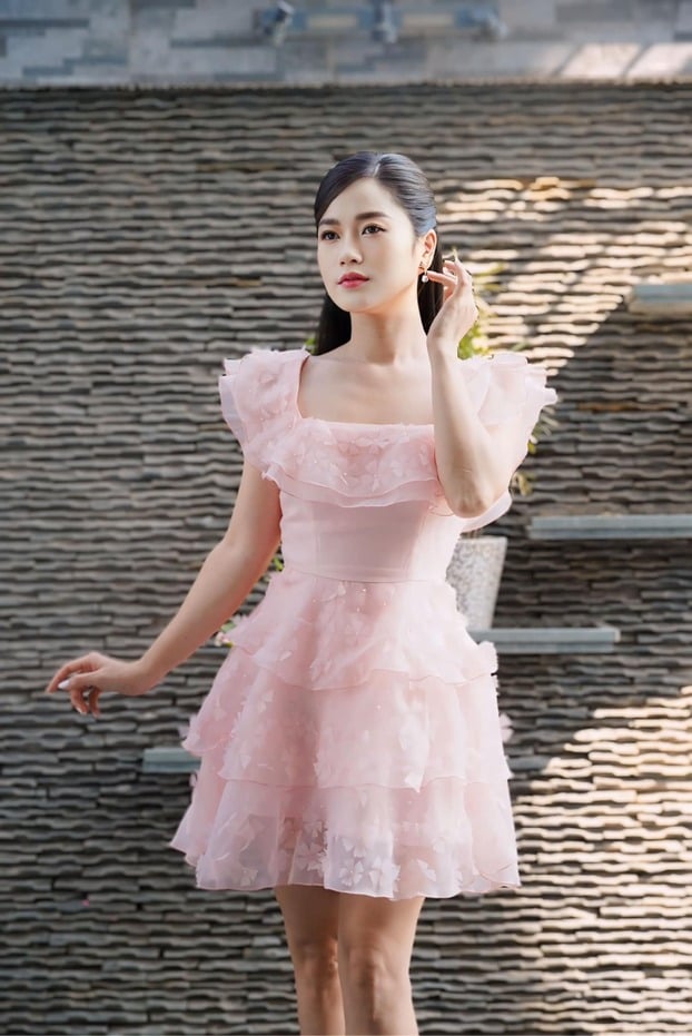 Lâm Vỹ Dạ là diễn viên quen mặt với khán giả qua những vai diễn phim ảnh và sân khấu. Thời gian vừa qua, nữ diễn vây gây chú ý khi có sự thay đổi lớn về vẻ ngoài, ngày càng trẻ trung và xinh đẹp hơn.