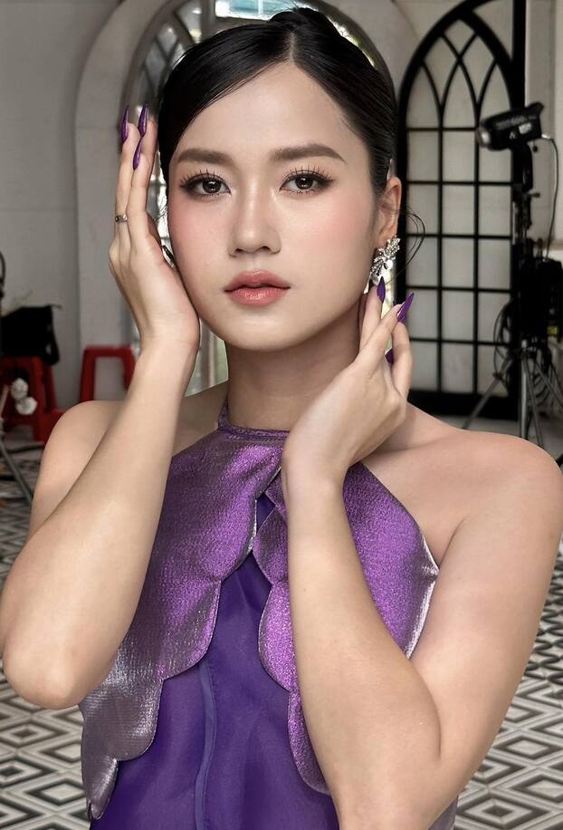 Nữ nghệ sĩ không ngần ngại khoe những góc mặt gần với đường nét sắc sảo.