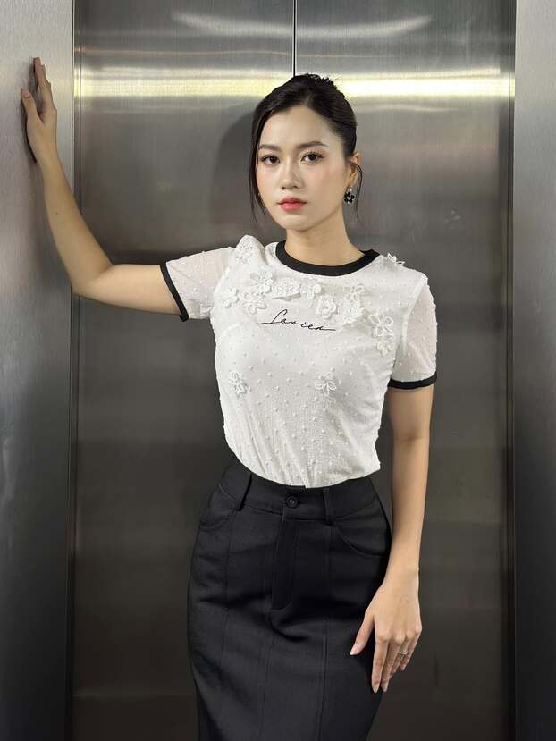 Nhiều người không nhận ra Lâm Vỹ Dạ đã làm mẹ 2 con với sắc vóc như gái đôi mươi. Bà xã của nam diễn viên Hứa Minh Đạt chú trọng hơn về khoản trang phục lẫn trang điểm, để đẹp hơn mỗi khi xuất hiện trước công chúng.