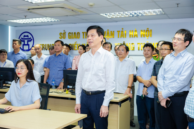 Ông Lê Anh Tuấn -Thứ trưởng Bộ Xây dựng tham quan Trung tâm Điều hành Giao thông thông minh TP Hà Nội