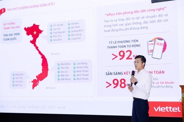 Ông Đặng Trần Chiến - Đại diện Viettel ePass giới thiệu Giải pháp thu phí không dừng tại bến xe, điểm đỗ