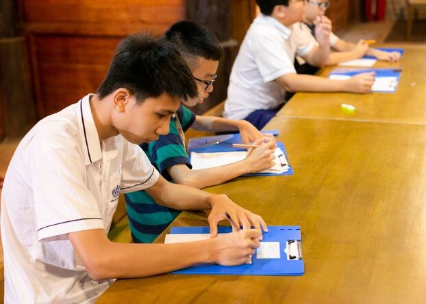 Học sinh tự tra cứu trên Internet về tín chỉ Carbon.