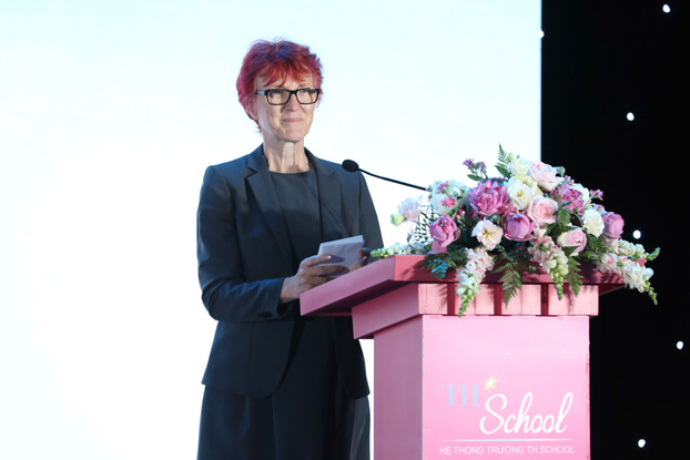 Cô Jane Ball - Hiệu trưởng trường TH Shool Hoà Lạc nhắn nhủ tới các em học sinh trong Lễ tốt nghiệp