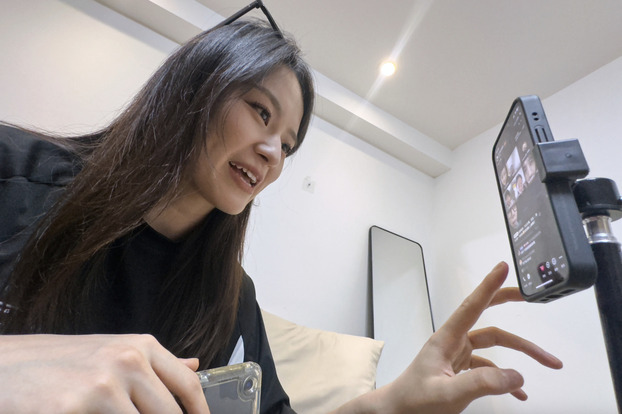 Tian Xin, một bà mai online làm việc
