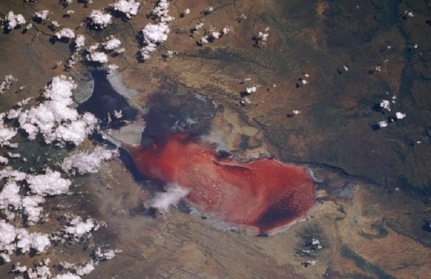 Hồ Natron nhìn từ trên cao. (Ảnh: Tanzania)