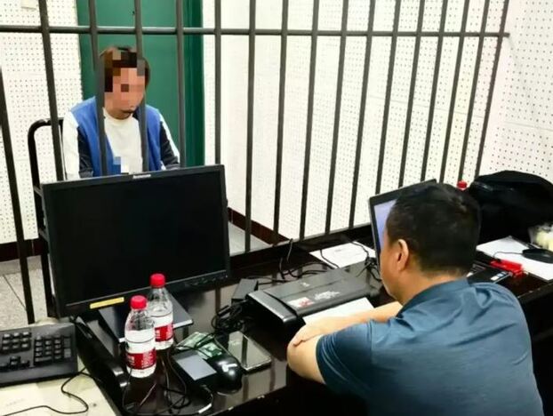 Cảnh sát thẩm vấn nghi phạm Liu. (Ảnh: SCMP)