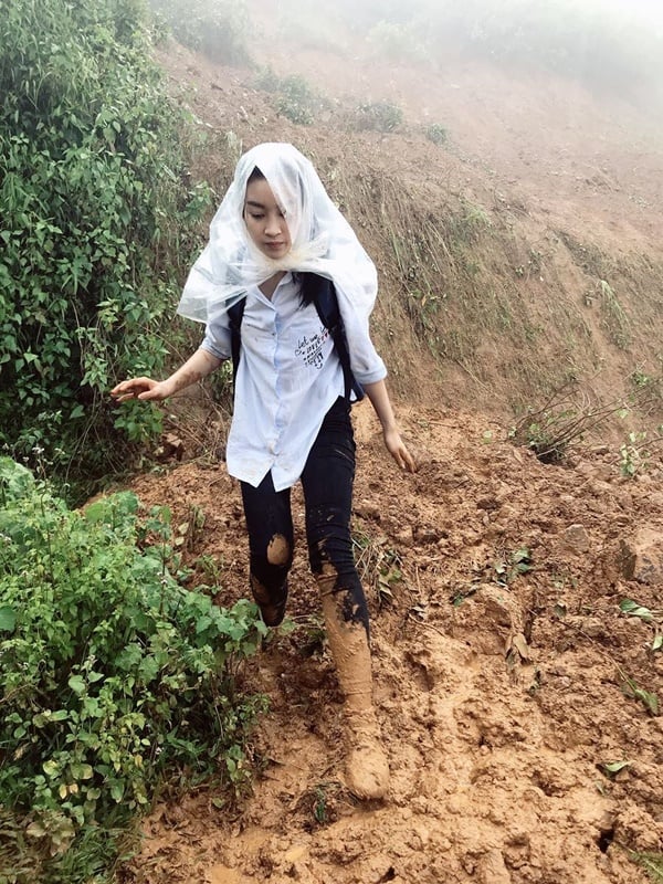 Hình ảnh Đỗ Mỹ Linh vượt đường xá khó khăn thực hiện dự án nhân ái.