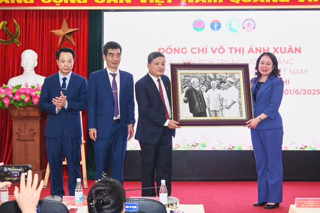 Phó Chủ tịch nước Võ Thị Ánh Xuân tặng quà, biểu dương những thành tích xuất sắc mà Bệnh viện Phổi Trung ương đạt được.