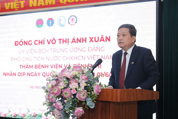 Tiến sỹ, Bác sỹ Đinh Văn Lượng, Giám đốc Bệnh viện Phổi Trung ương, Trưởng ban Điều hành Chương trình Chống lao Quốc gia báo cáo Phó Chủ tịch những kết quả đạt được của công tác chuyên môn và CTPCLQG.